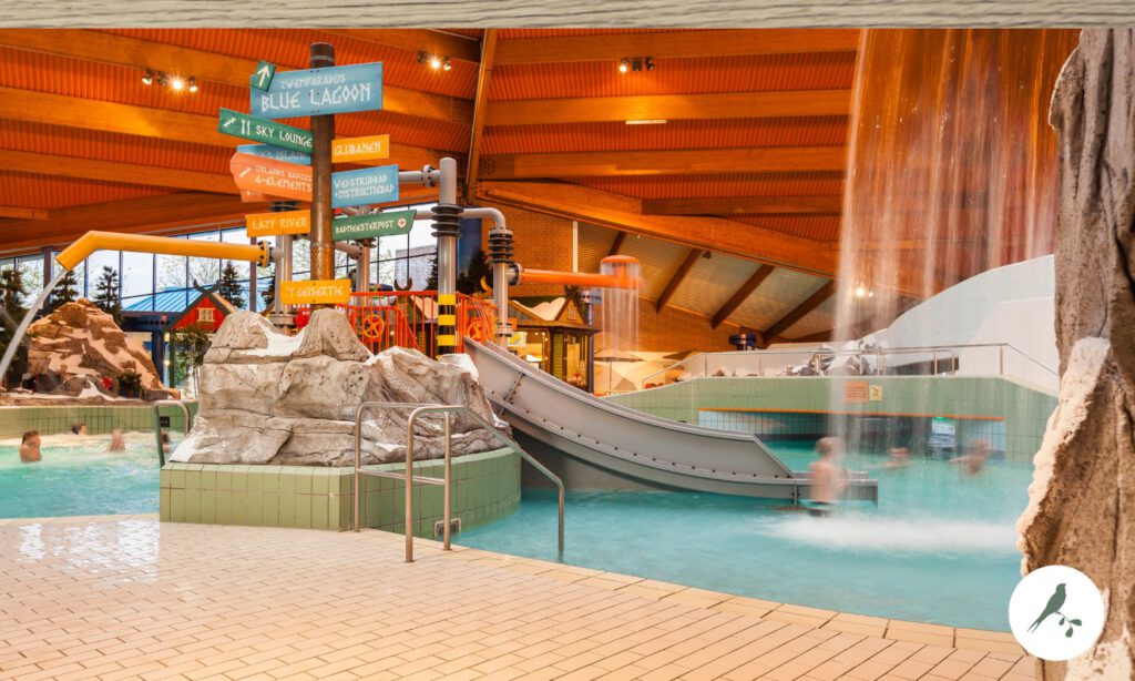 Zwemparadijs De Scheg in Deventer, met een overzicht van de glijbanen en zwembaden in het waterpark, ideaal voor gezinnen