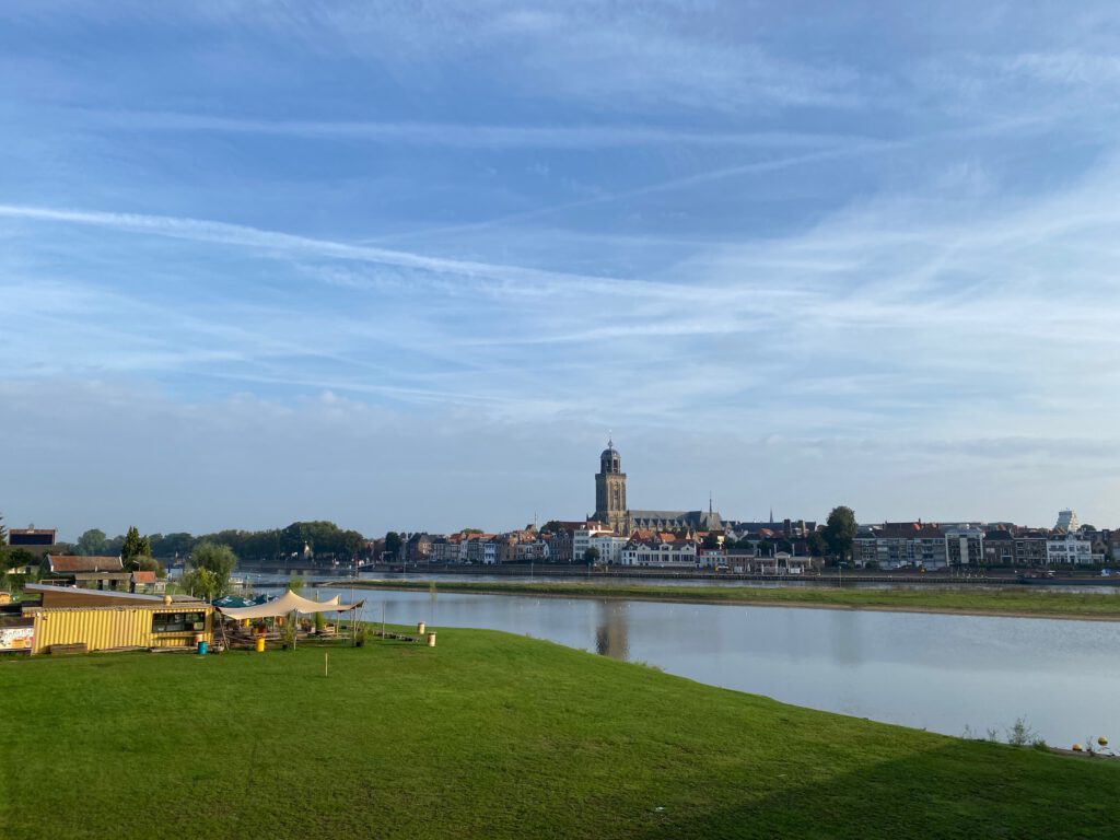 Deventer stadsstrand en speelweide met horeca Meadows met uitzicht op de skyline van Deventer